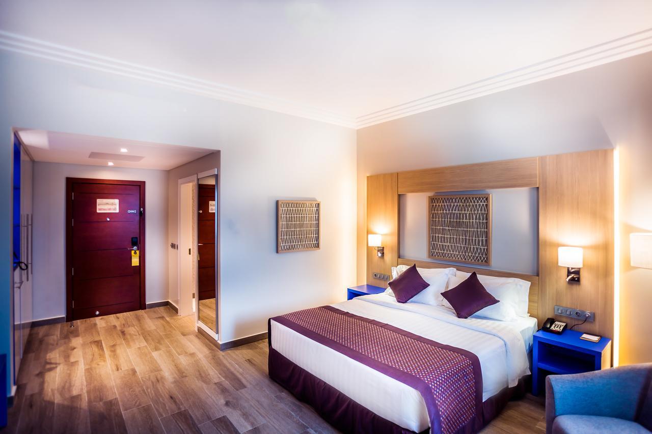 Hotel Golden Tulip Le Diplomate Cotonou Exterior foto